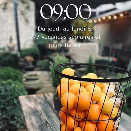 édouard Garden Café Guest *